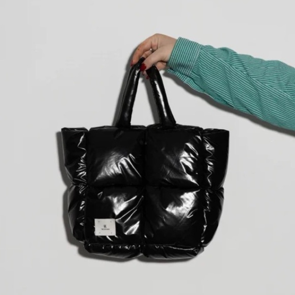 the oh kind the puff bag in black metallic
